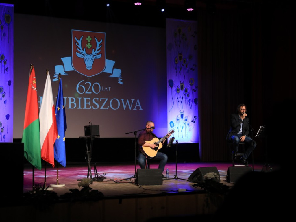 Hrubieszów: Wernisaż wystawy akwareli Rafała Jana Patro, koncert Adama Szabata i Waldemara Korzeniowskiego -ZDJĘCIA
