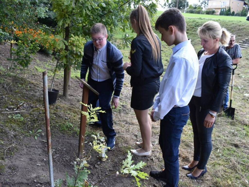 Posadzili kolejne dęby pamięci w Stefankowicach