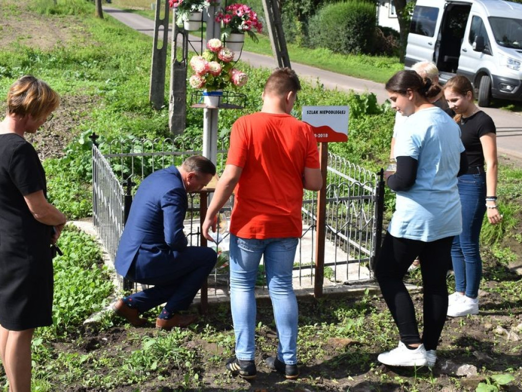 Posadzili kolejne dęby pamięci w Stefankowicach
