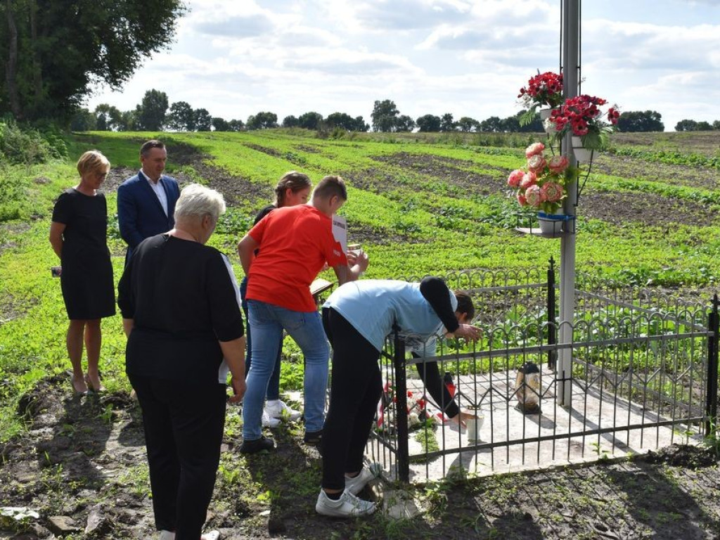 Posadzili kolejne dęby pamięci w Stefankowicach
