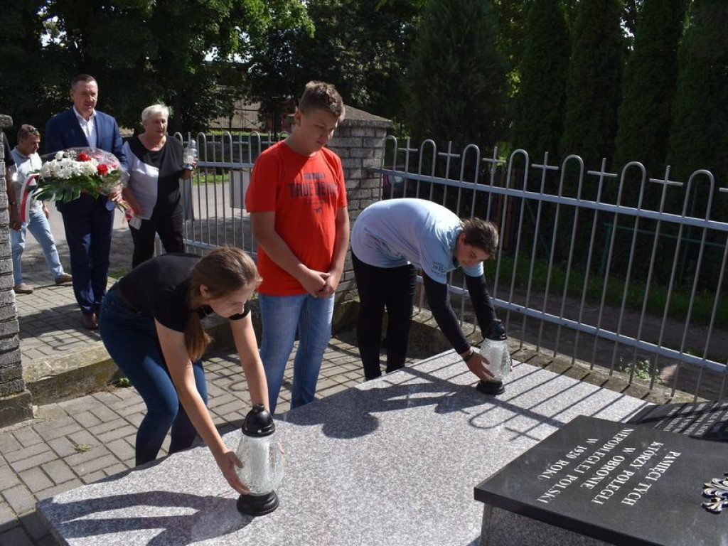 Posadzili kolejne dęby pamięci w Stefankowicach