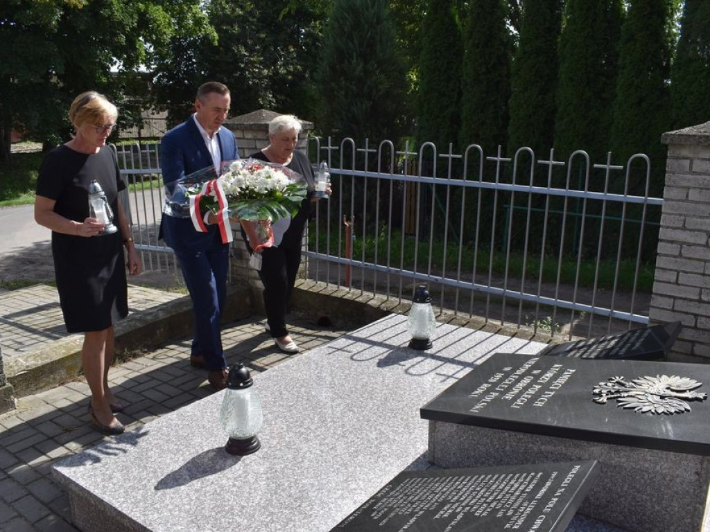 Posadzili kolejne dęby pamięci w Stefankowicach