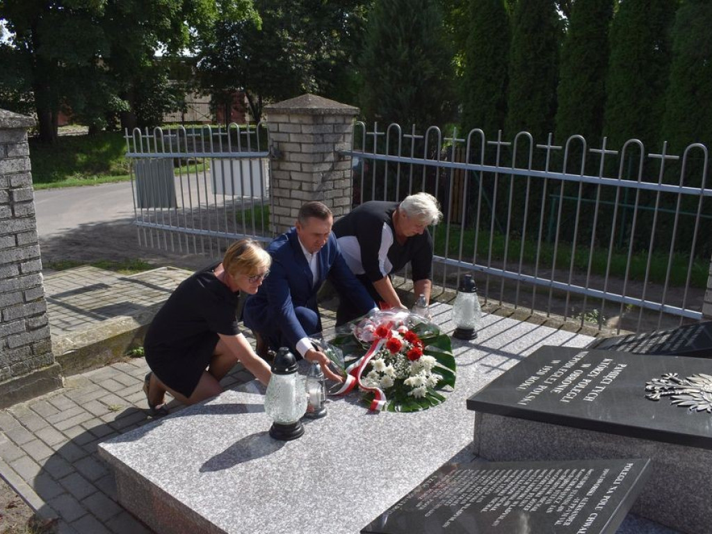 Posadzili kolejne dęby pamięci w Stefankowicach