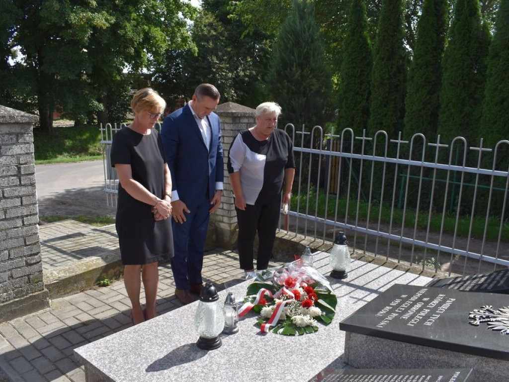 Posadzili kolejne dęby pamięci w Stefankowicach