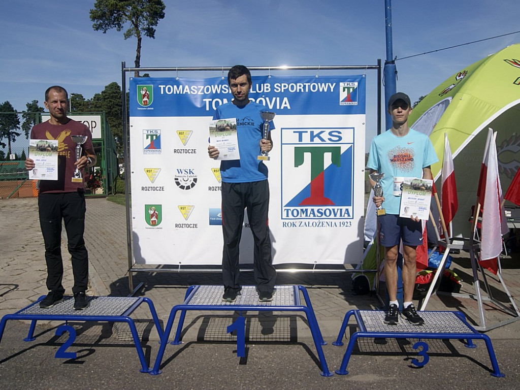 Artur Kern i ks. Tomasz Szady na podium w IX Półmaratonie Tomaszowskim Pamięci Żołnierzy Września 1939