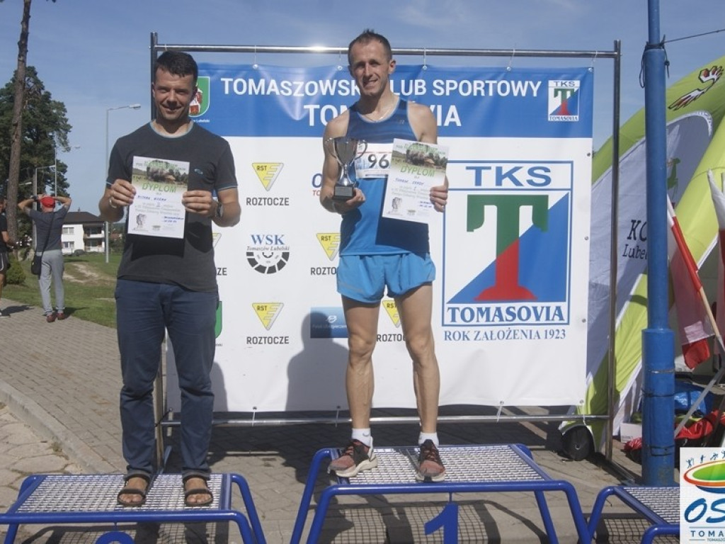 Artur Kern i ks. Tomasz Szady na podium w IX Półmaratonie Tomaszowskim Pamięci Żołnierzy Września 1939
