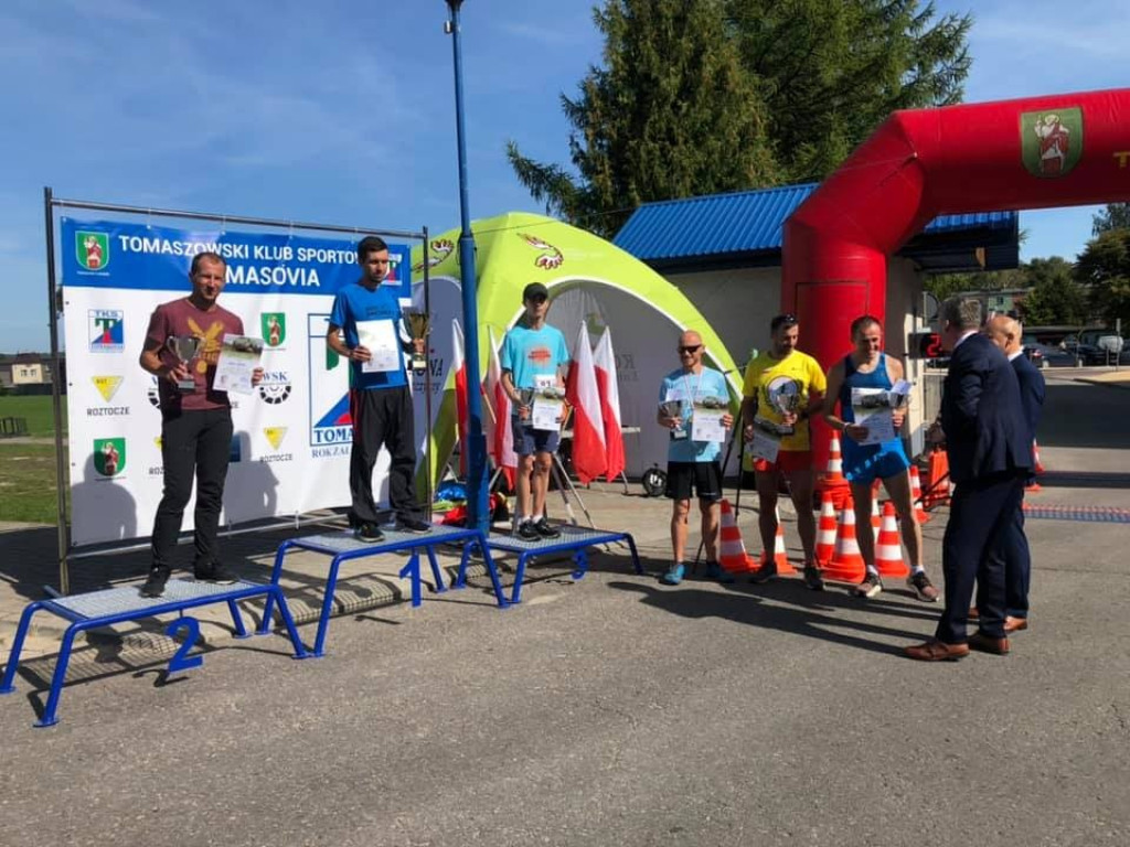 Artur Kern i ks. Tomasz Szady na podium w IX Półmaratonie Tomaszowskim Pamięci Żołnierzy Września 1939