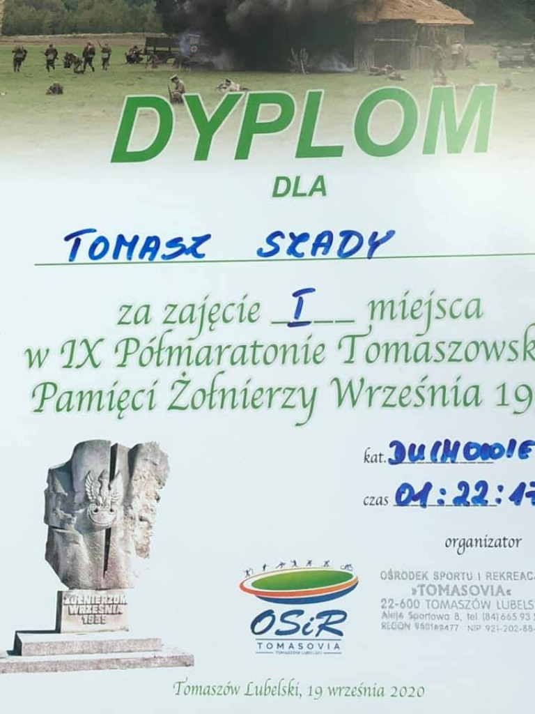 Artur Kern i ks. Tomasz Szady na podium w IX Półmaratonie Tomaszowskim Pamięci Żołnierzy Września 1939