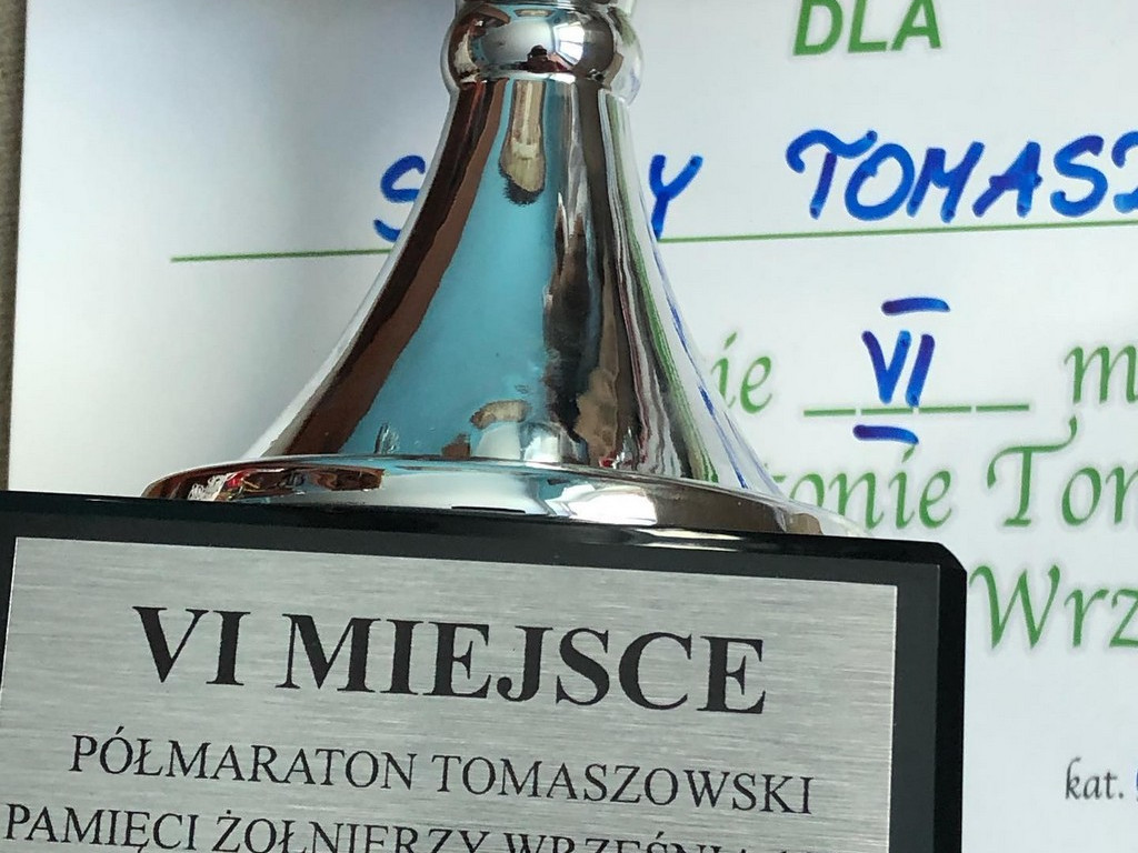 Artur Kern i ks. Tomasz Szady na podium w IX Półmaratonie Tomaszowskim Pamięci Żołnierzy Września 1939