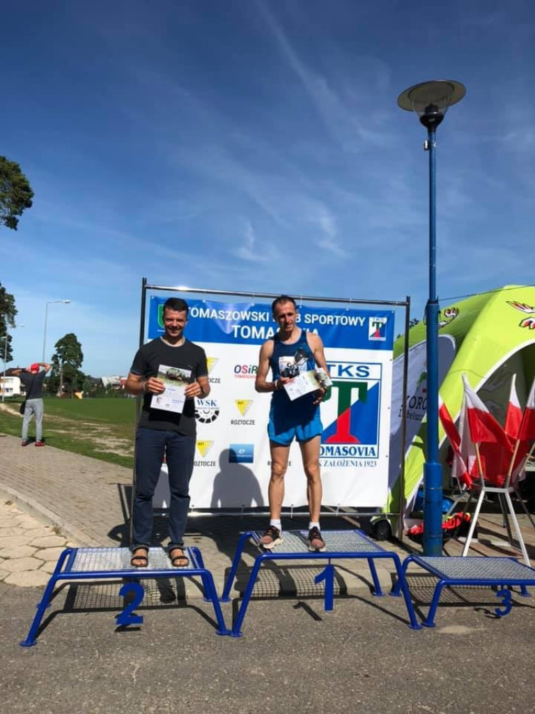 Artur Kern i ks. Tomasz Szady na podium w IX Półmaratonie Tomaszowskim Pamięci Żołnierzy Września 1939