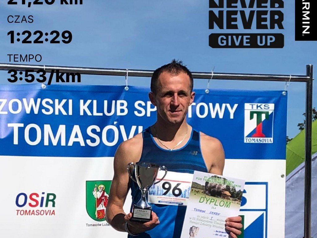 Artur Kern i ks. Tomasz Szady na podium w IX Półmaratonie Tomaszowskim Pamięci Żołnierzy Września 1939