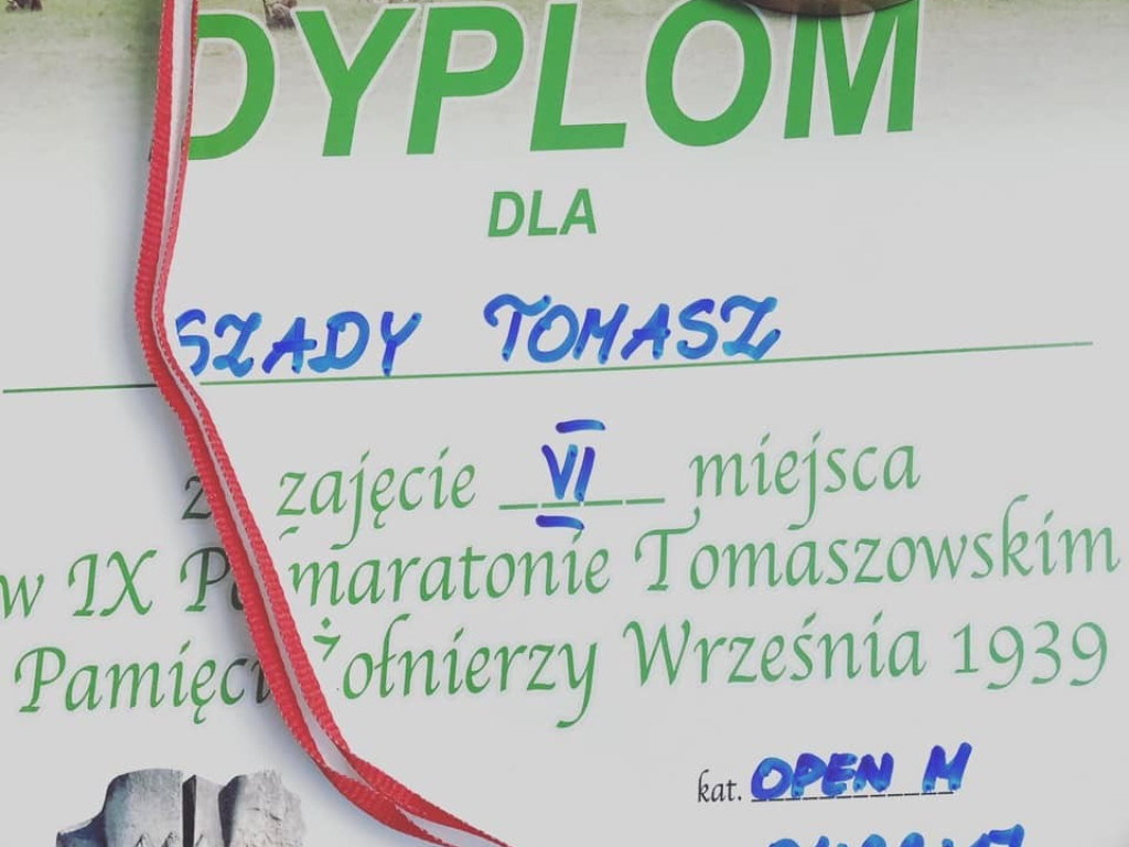 Artur Kern i ks. Tomasz Szady na podium w IX Półmaratonie Tomaszowskim Pamięci Żołnierzy Września 1939