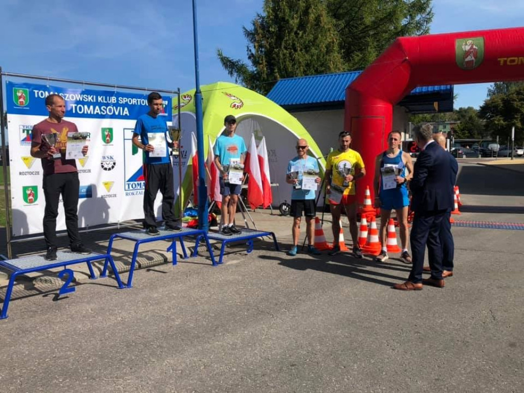 Artur Kern i ks. Tomasz Szady na podium w IX Półmaratonie Tomaszowskim Pamięci Żołnierzy Września 1939