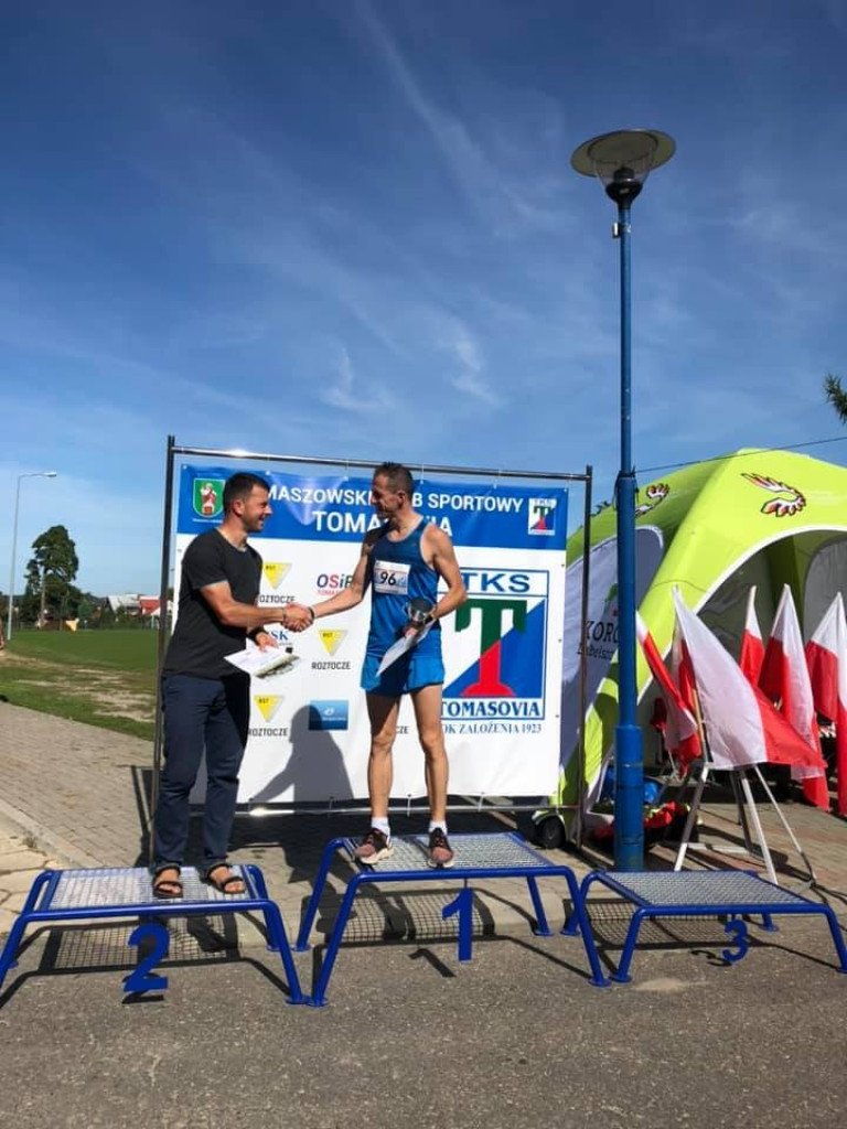 Artur Kern i ks. Tomasz Szady na podium w IX Półmaratonie Tomaszowskim Pamięci Żołnierzy Września 1939