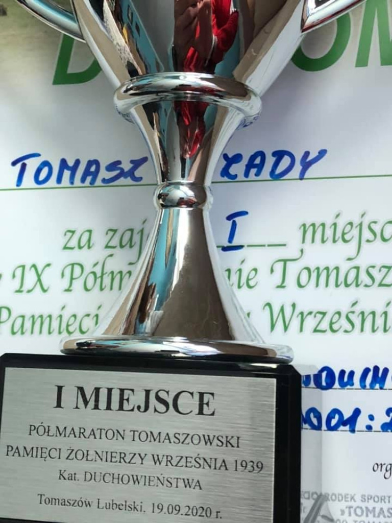 Artur Kern i ks. Tomasz Szady na podium w IX Półmaratonie Tomaszowskim Pamięci Żołnierzy Września 1939