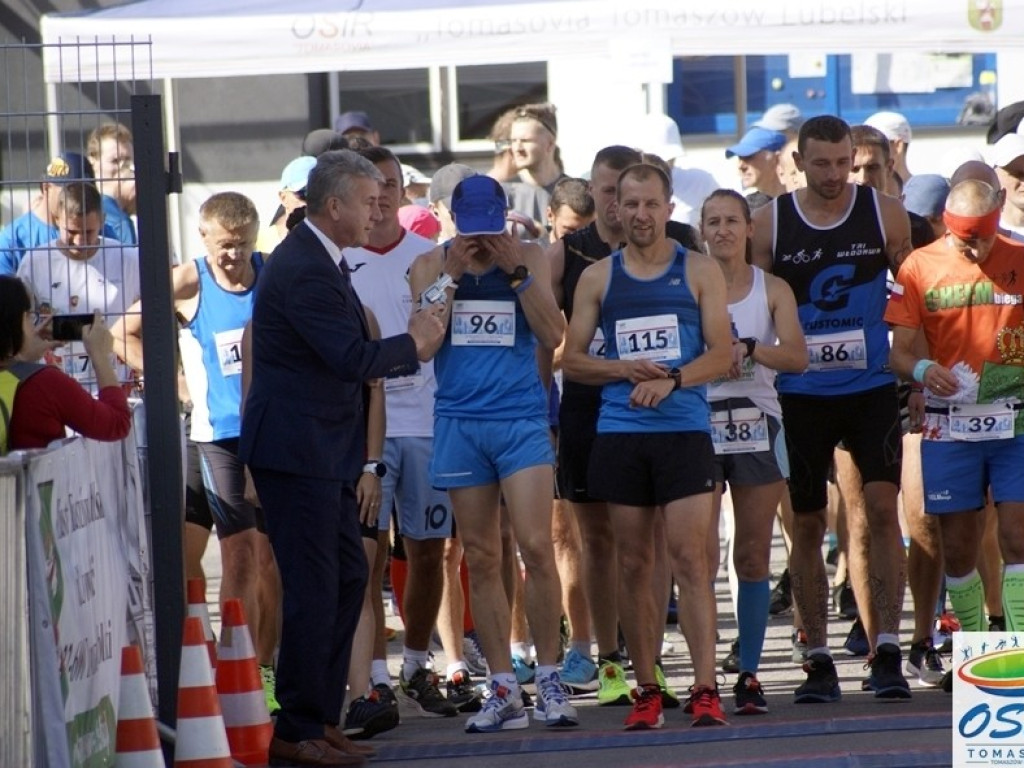 Artur Kern i ks. Tomasz Szady na podium w IX Półmaratonie Tomaszowskim Pamięci Żołnierzy Września 1939