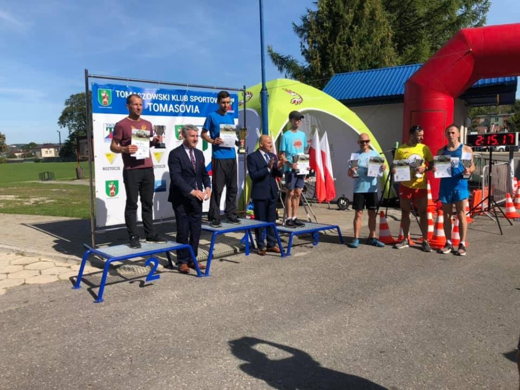 Artur Kern i ks. Tomasz Szady na podium w IX Półmaratonie Tomaszowskim Pamięci Żołnierzy Września 1939