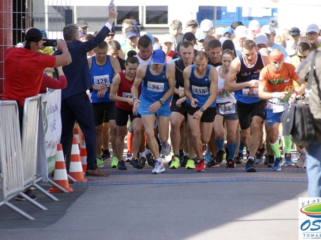 Artur Kern i ks. Tomasz Szady na podium w IX Półmaratonie Tomaszowskim Pamięci Żołnierzy Września 1939
