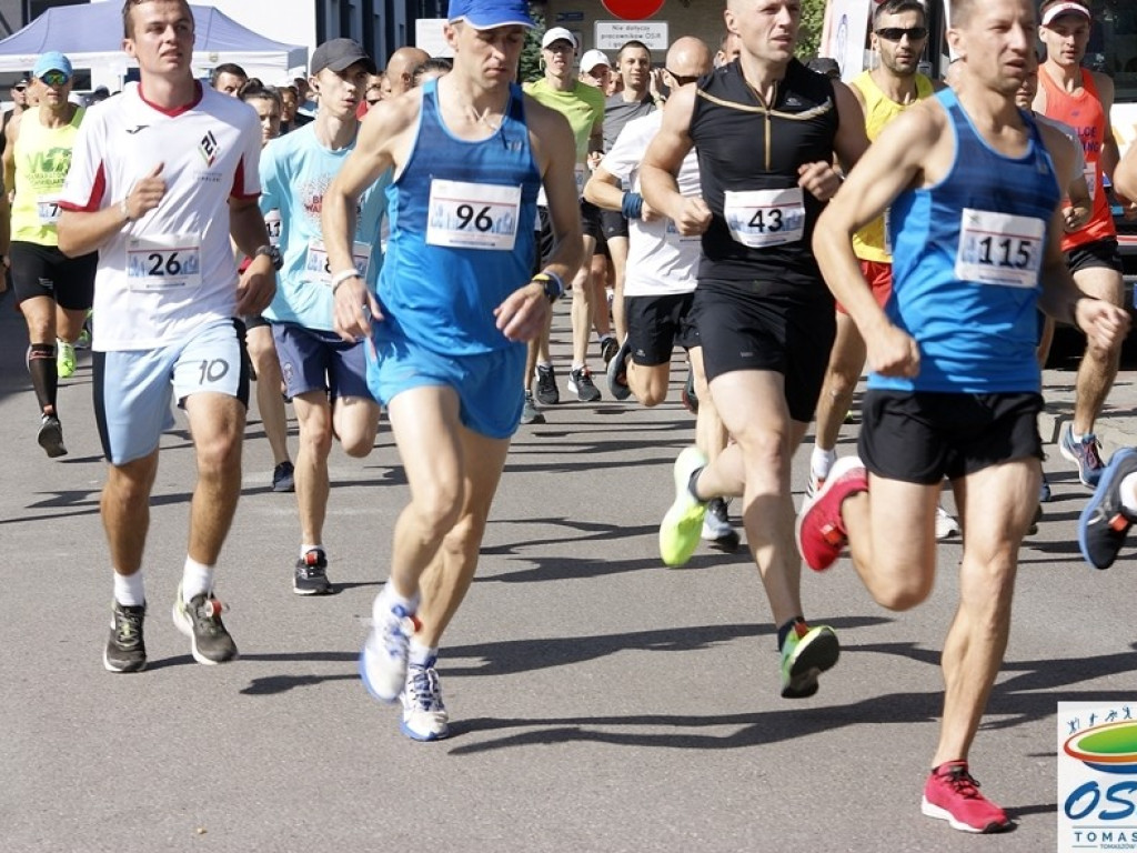Artur Kern i ks. Tomasz Szady na podium w IX Półmaratonie Tomaszowskim Pamięci Żołnierzy Września 1939
