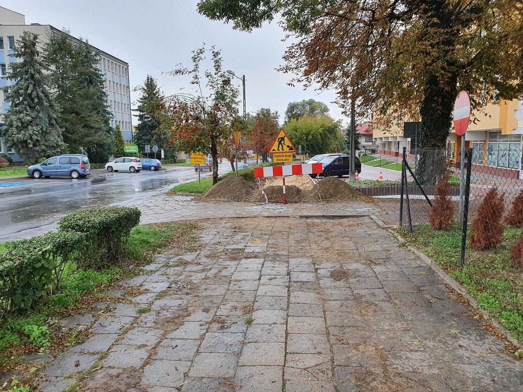 Hrubieszów: Rozpoczął się remont chodnika na ul. Mickiewicza - ZDJĘCIA