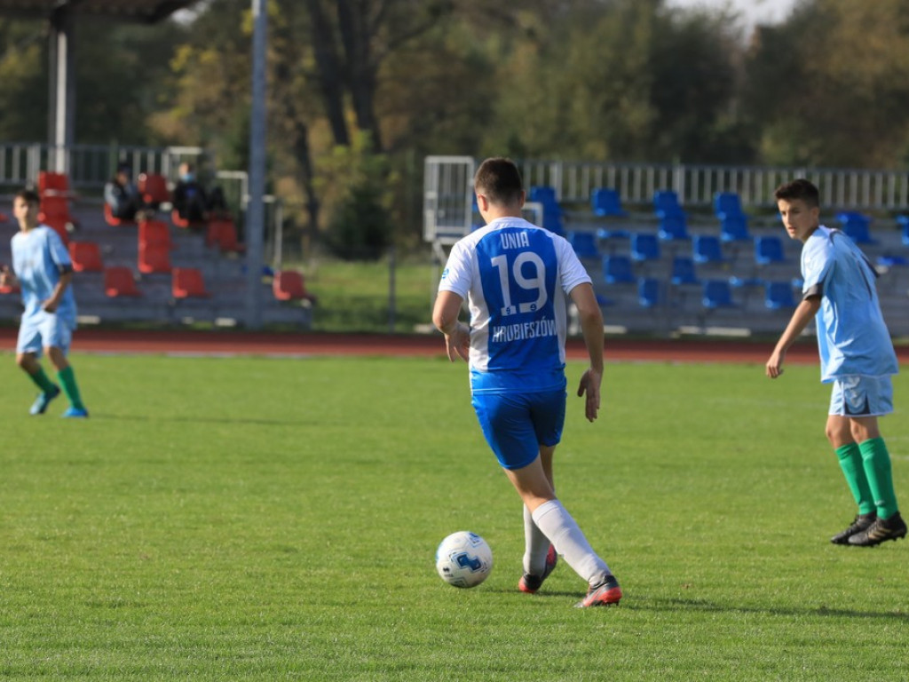 Juniorzy Unii pokonali Ładę - ZDJĘCIA