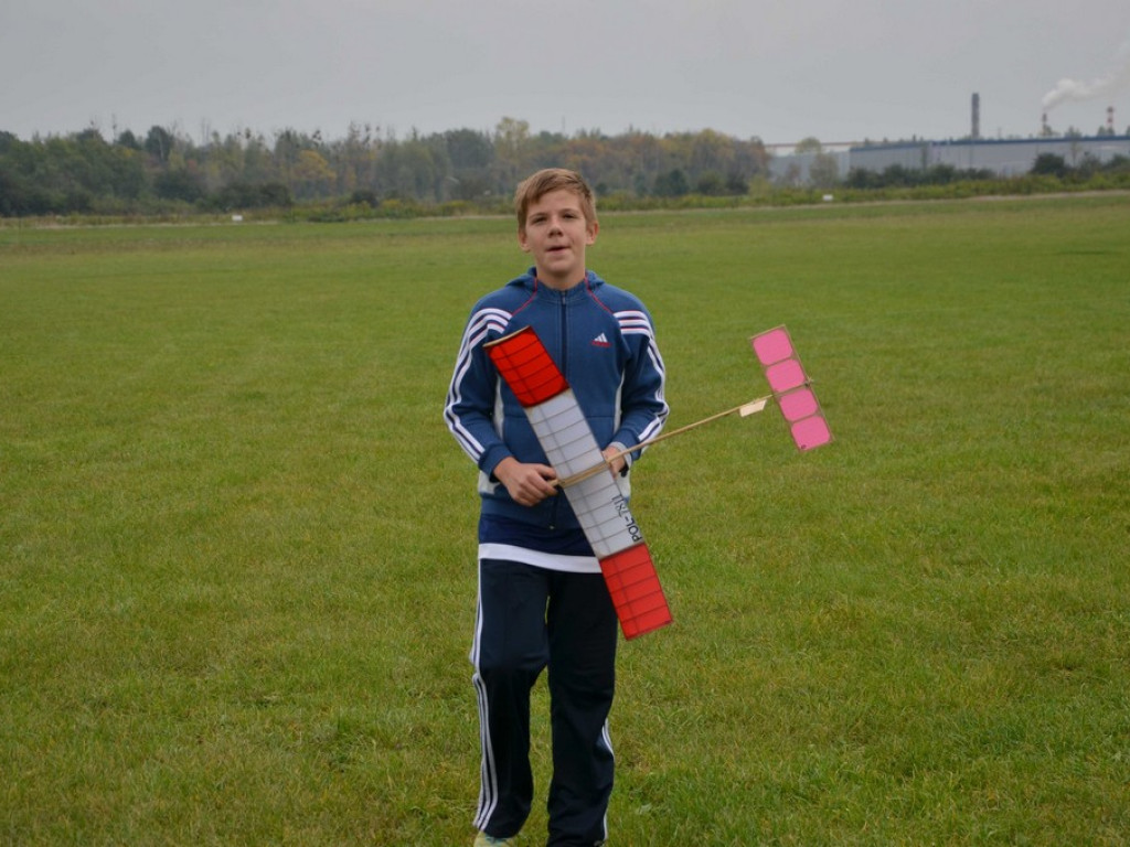 Kacper Hołuj z tytułem Wicemistrza Polski. Drużynowo hrubieszowscy modelarze wywalczyli II Wicemistrza Polski - ZDJĘCIA