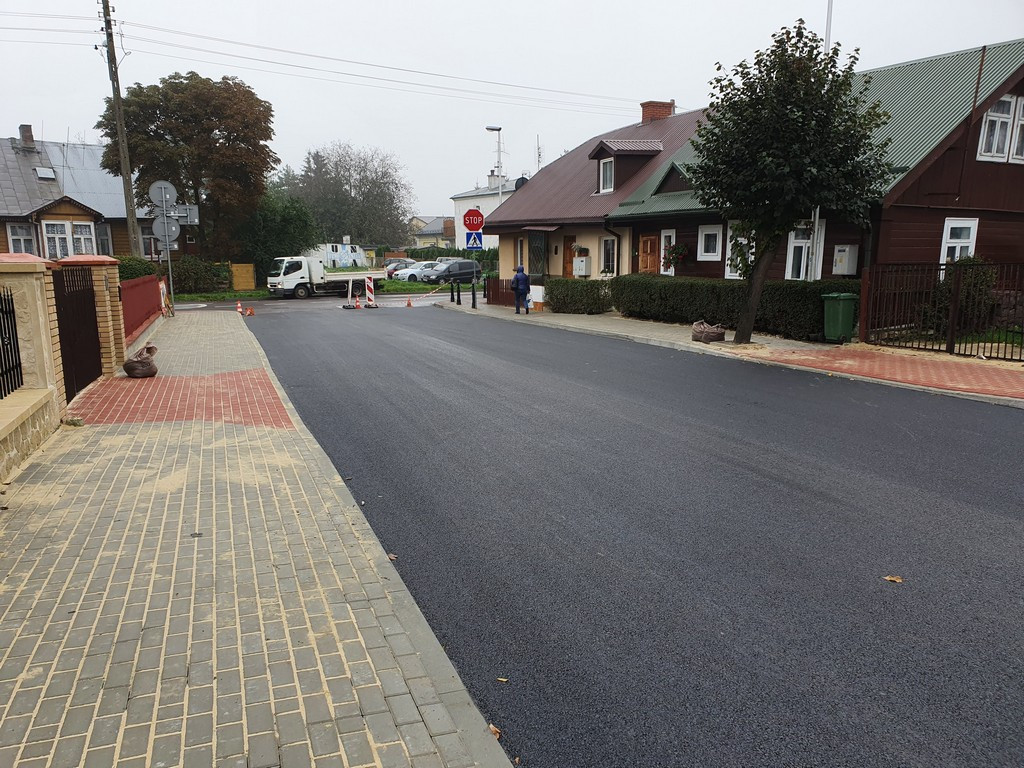 Hrubieszów: Nowy asfalt na ul. Podzamcze i Wspólnej położony. Od jutra otwarcie ruchu - ZDJĘCIA