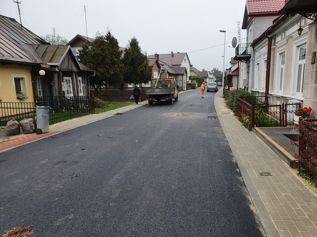 Hrubieszów: Nowy asfalt na ul. Podzamcze i Wspólnej położony. Od jutra otwarcie ruchu - ZDJĘCIA
