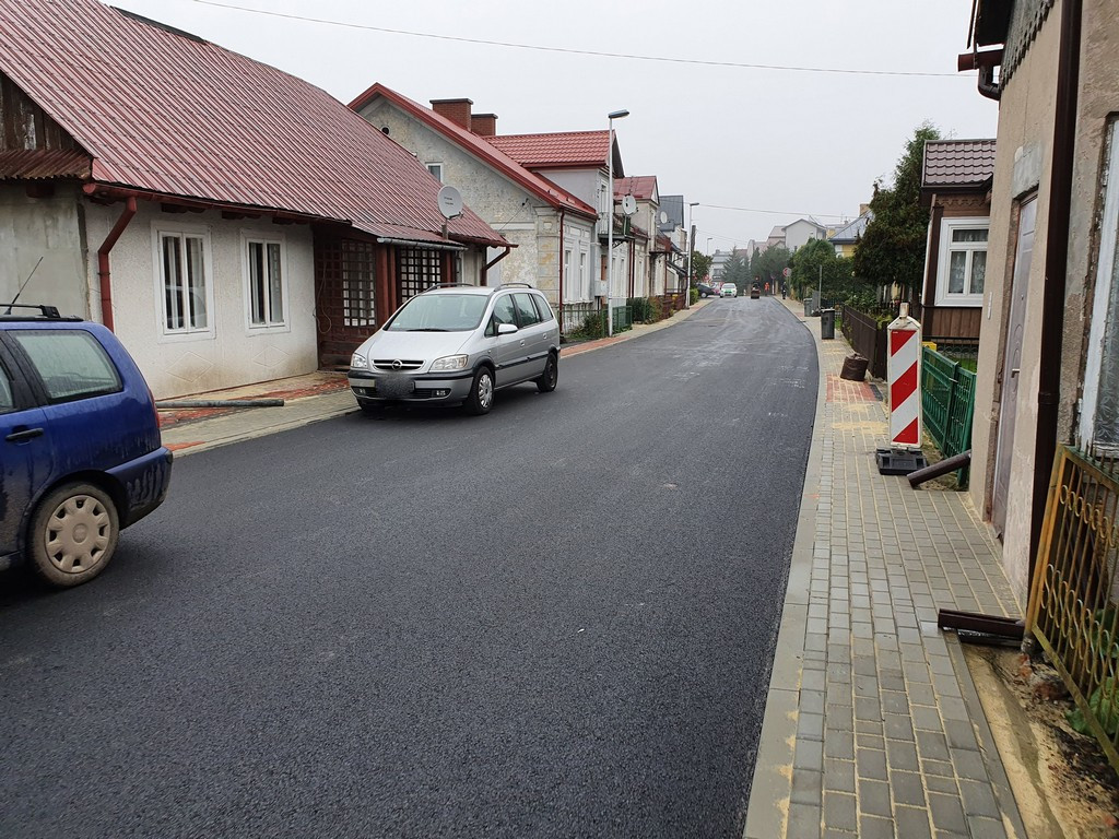 Hrubieszów: Nowy asfalt na ul. Podzamcze i Wspólnej położony. Od jutra otwarcie ruchu - ZDJĘCIA