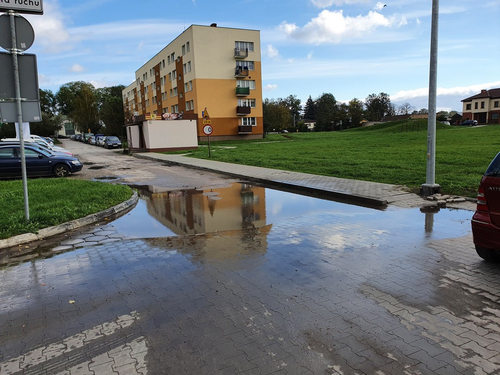 Hrubieszów: Zalewany chodnik przy Listopadowej