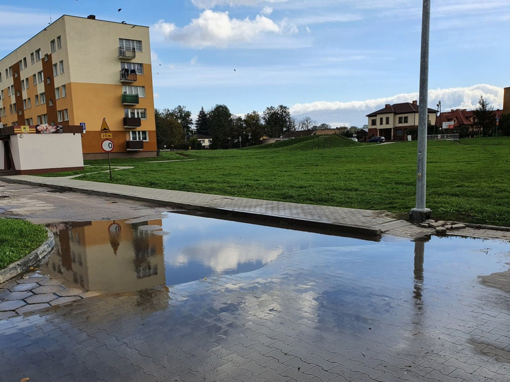 Hrubieszów: Zalewany chodnik przy Listopadowej