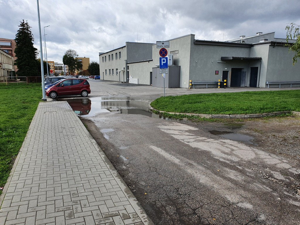 Hrubieszów: Zalewany chodnik przy Listopadowej