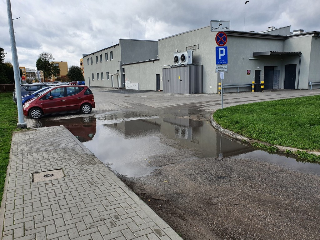 Hrubieszów: Zalewany chodnik przy Listopadowej