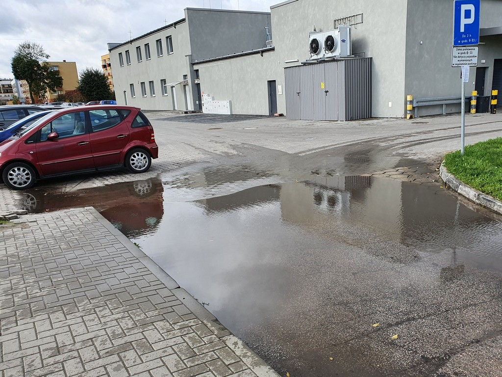 Hrubieszów: Zalewany chodnik przy Listopadowej