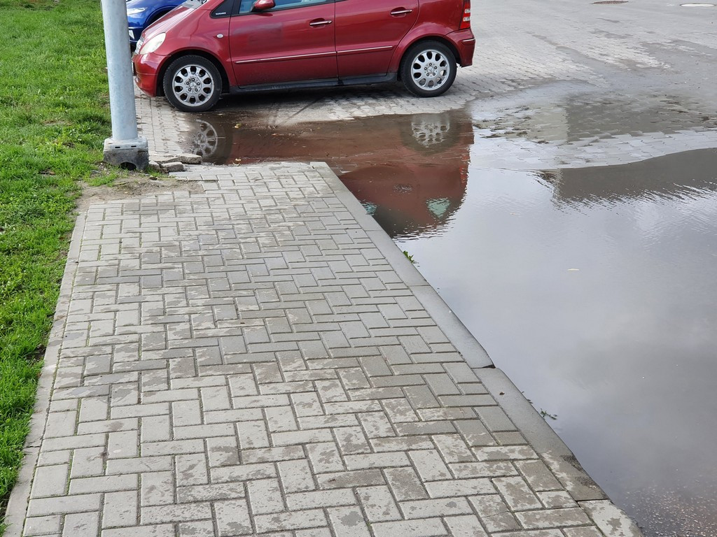 Hrubieszów: Zalewany chodnik przy Listopadowej