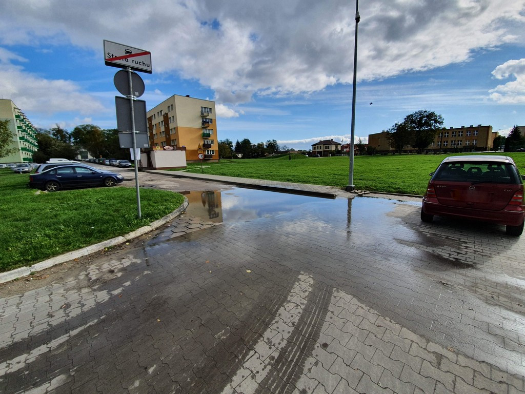 Hrubieszów: Zalewany chodnik przy Listopadowej