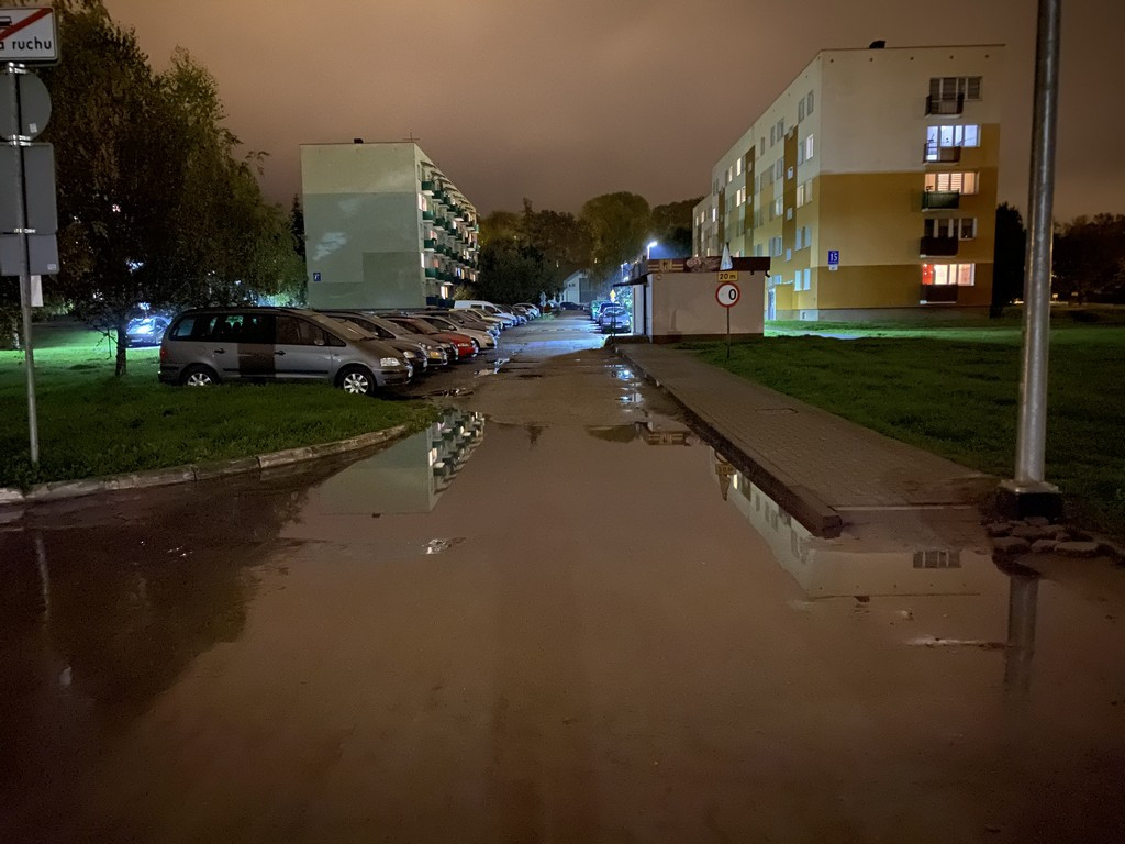 Hrubieszów: Zalewany chodnik przy Listopadowej