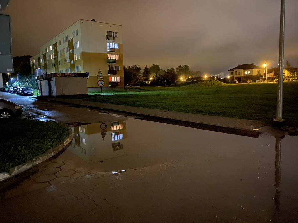 Hrubieszów: Zalewany chodnik przy Listopadowej