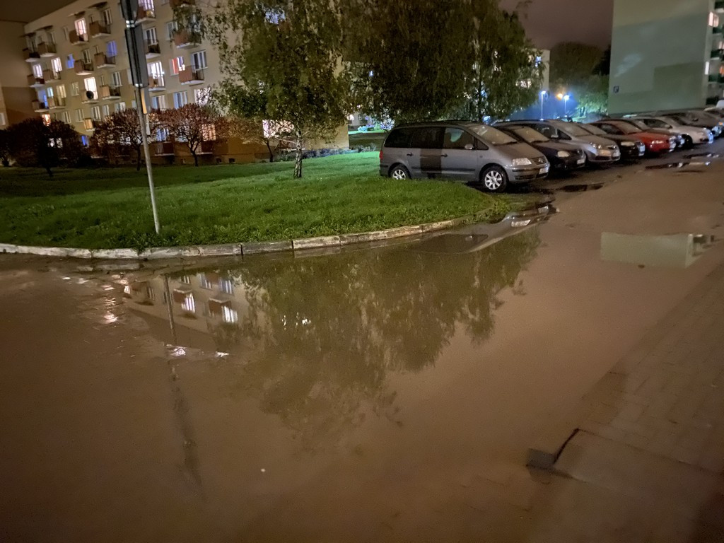 Hrubieszów: Zalewany chodnik przy Listopadowej