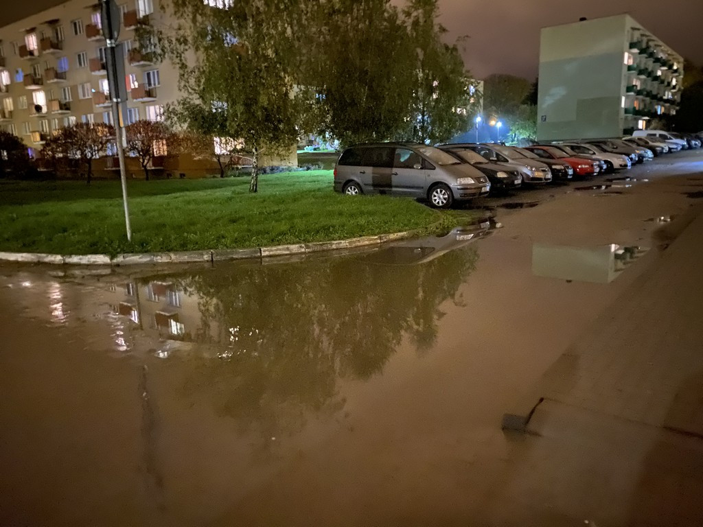 Hrubieszów: Zalewany chodnik przy Listopadowej