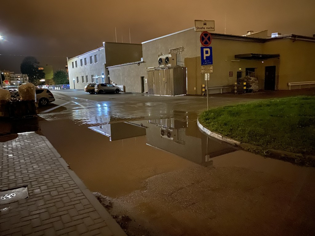 Hrubieszów: Zalewany chodnik przy Listopadowej