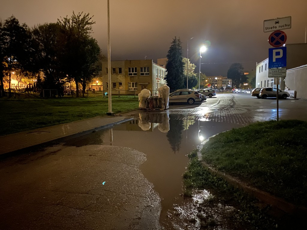 Hrubieszów: Zalewany chodnik przy Listopadowej