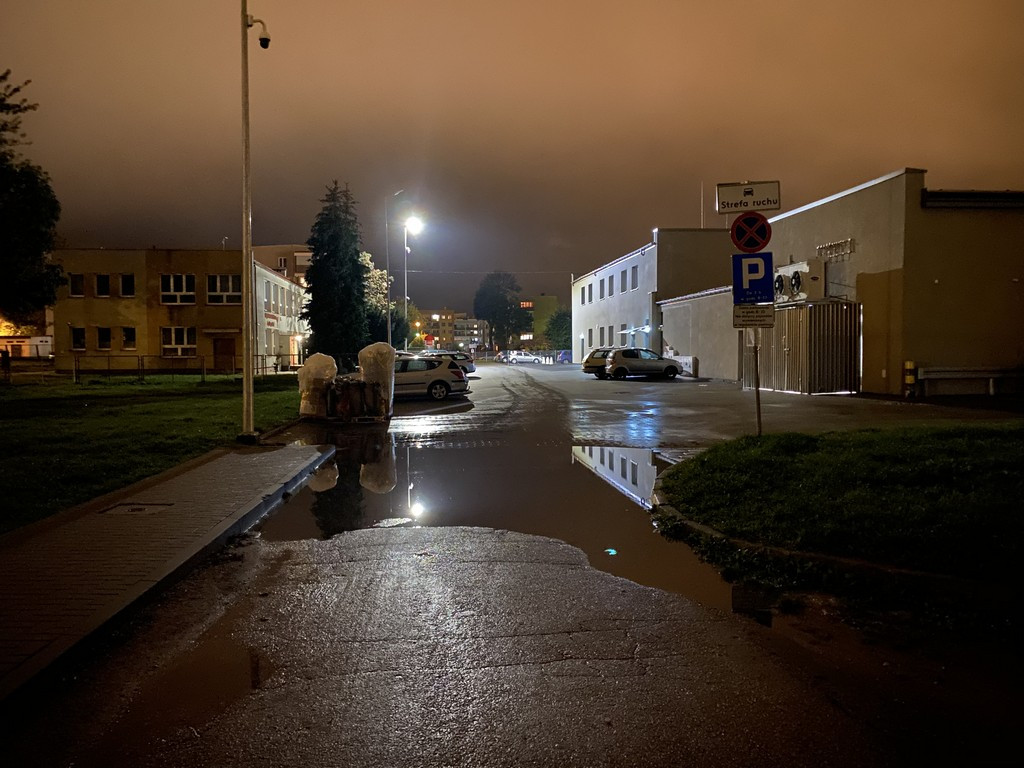 Hrubieszów: Zalewany chodnik przy Listopadowej