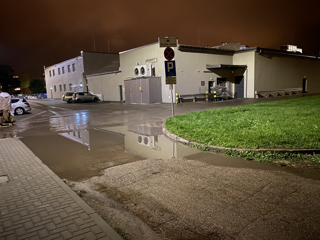 Hrubieszów: Zalewany chodnik przy Listopadowej