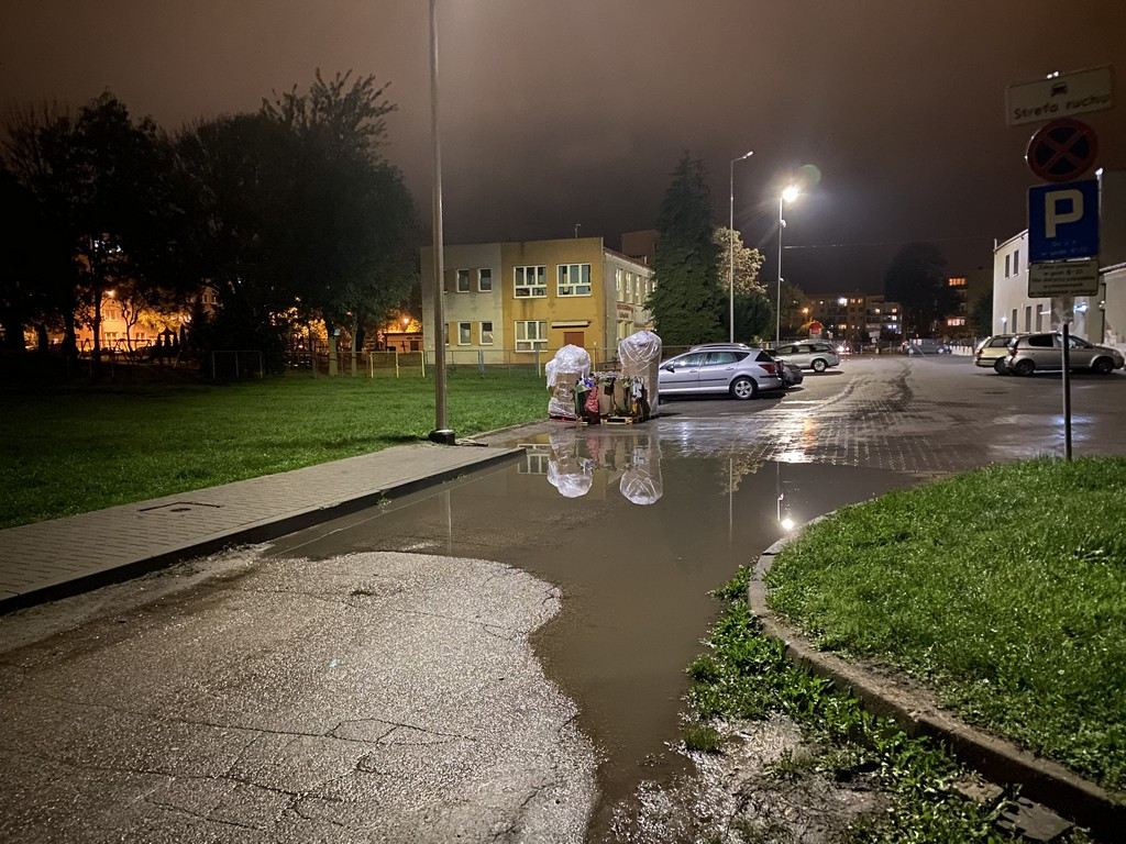 Hrubieszów: Zalewany chodnik przy Listopadowej