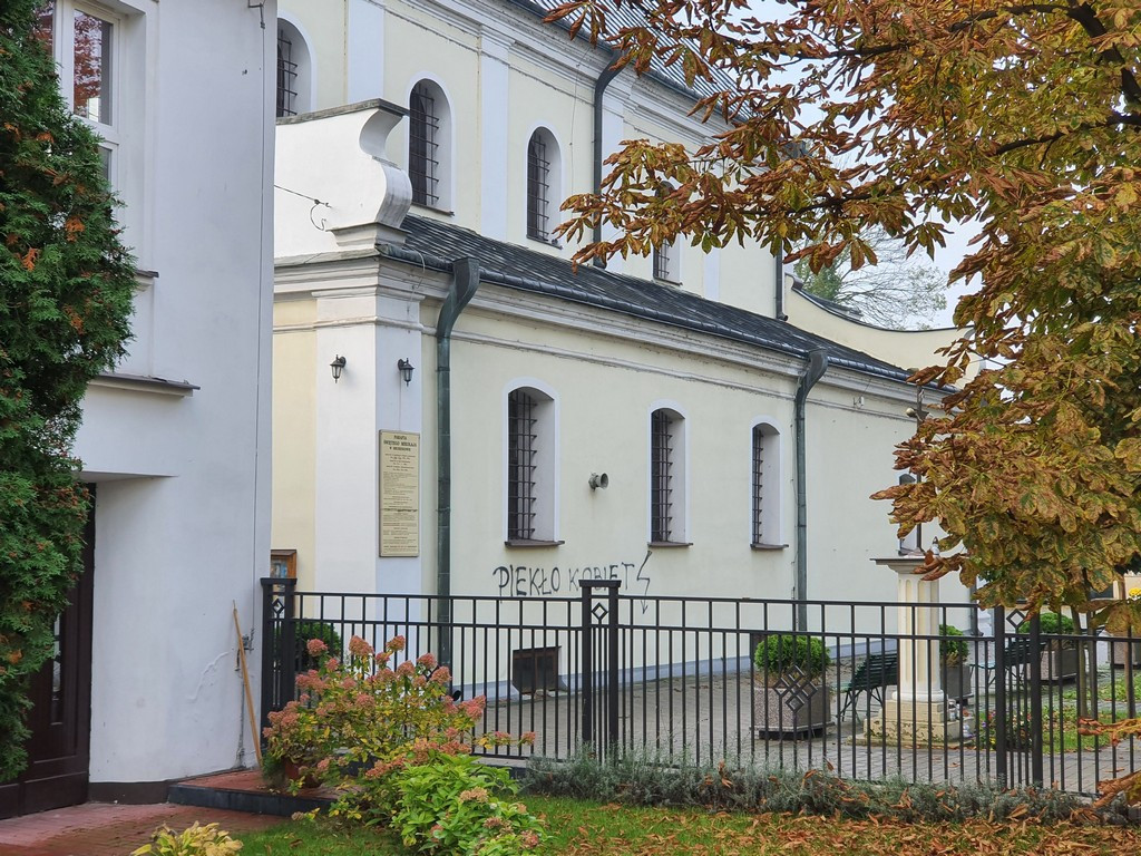 Hrubieszów: Zdewastowana elewacja kościoła św. Mikołaja - ZDJĘCIA