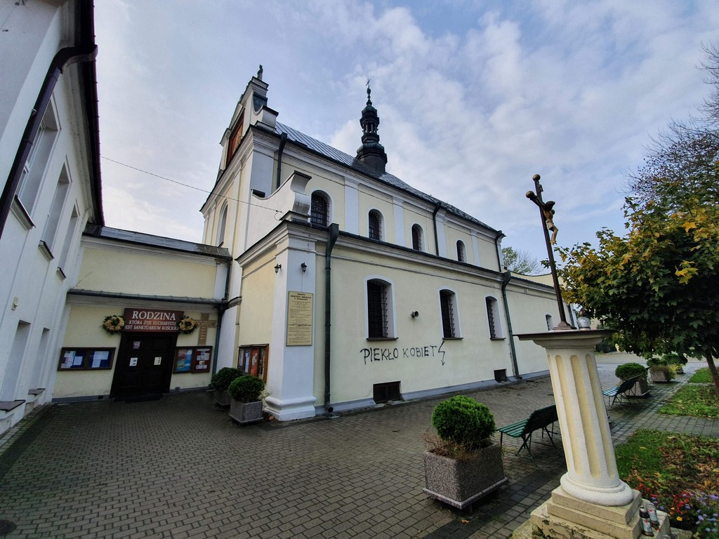 Hrubieszów: Zdewastowana elewacja kościoła św. Mikołaja - ZDJĘCIA