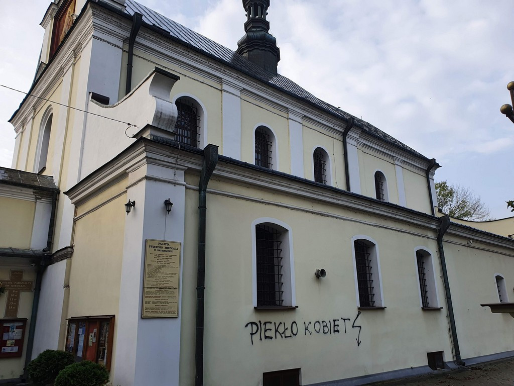 Hrubieszów: Zdewastowana elewacja kościoła św. Mikołaja - ZDJĘCIA