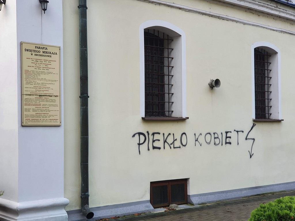 Hrubieszów: Zdewastowana elewacja kościoła św. Mikołaja - ZDJĘCIA