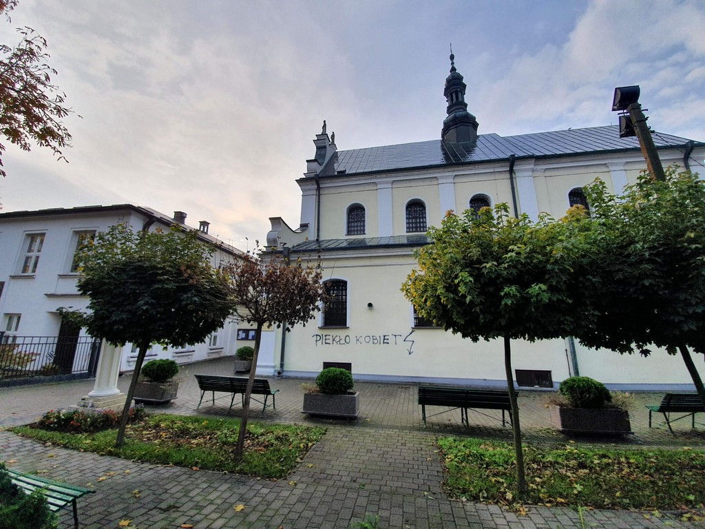 Hrubieszów: Zdewastowana elewacja kościoła św. Mikołaja - ZDJĘCIA